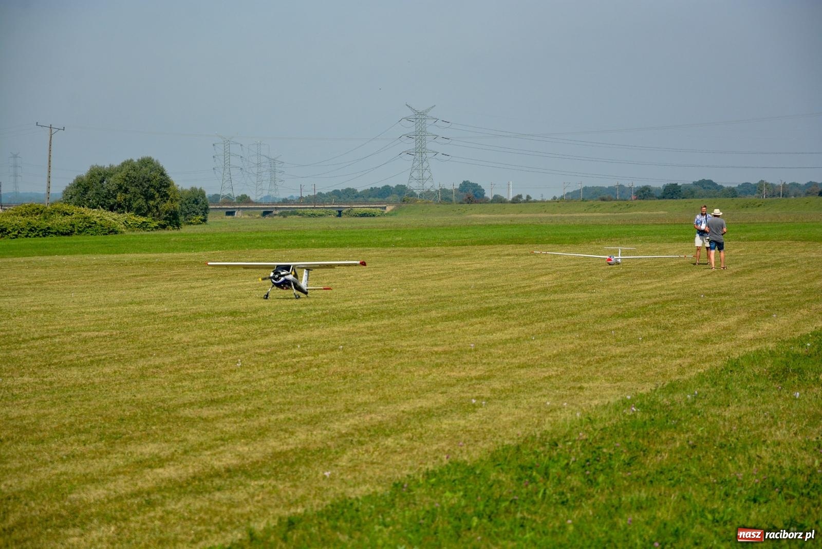 Zdjęcie w galerii na portalu naszraciborz.pl: Raciborskie air show idzie na rekord. Nad Ulgę zjechali modelarze z kilku krajów wiadomości z regionu
