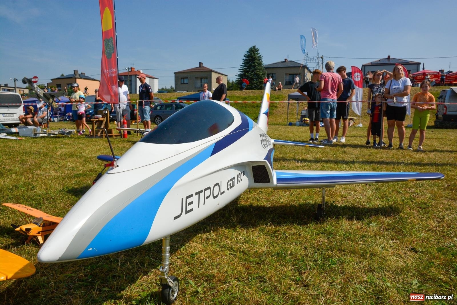 Zdjęcie w galerii na portalu naszraciborz.pl: Raciborskie air show idzie na rekord. Nad Ulgę zjechali modelarze z kilku krajów wiadomości z regionu