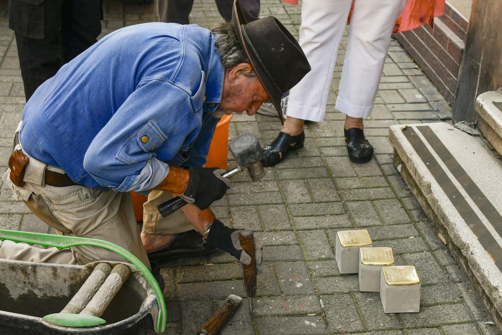 Zdjęcie w galerii na portalu naszraciborz.pl: Pierwsze kamienie Stolpersteine w Raciborzu. Upamiętniają dawnych mieszkańców miasta wiadomości z regionu