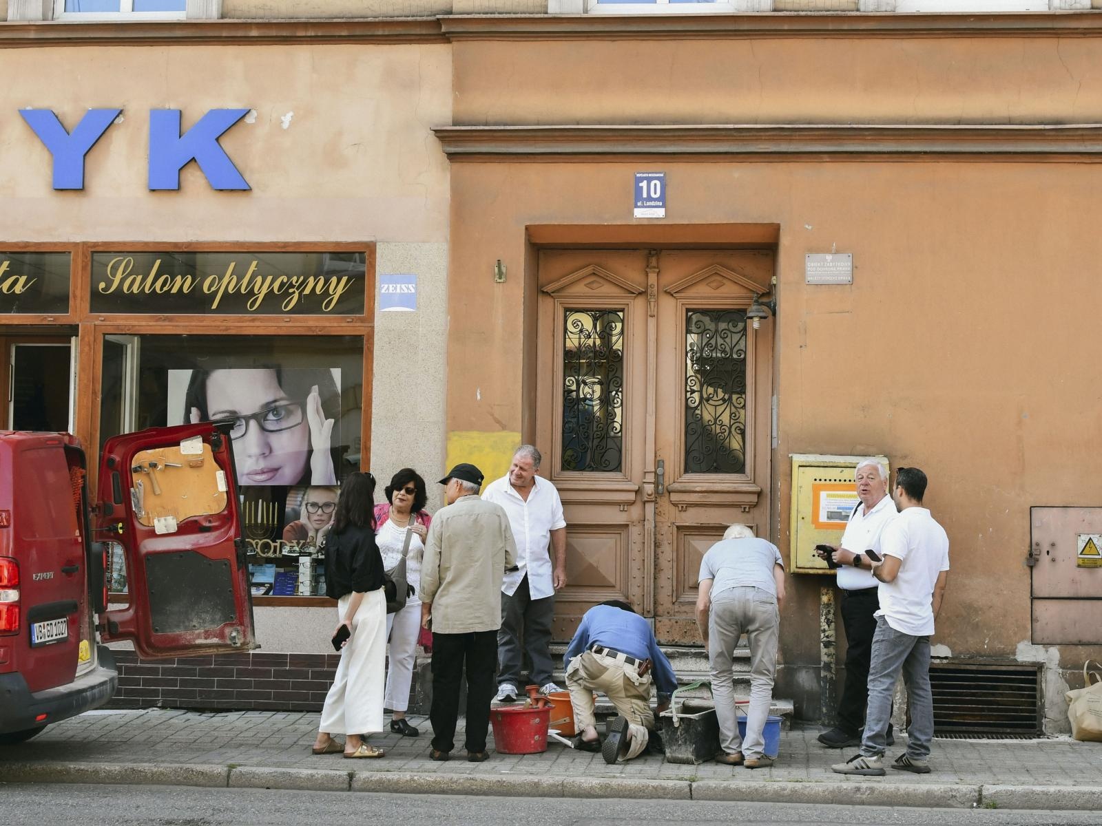 Zdjęcie w galerii na portalu naszraciborz.pl: Pierwsze kamienie Stolpersteine w Raciborzu. Upamiętniają dawnych mieszkańców miasta wiadomości z regionu