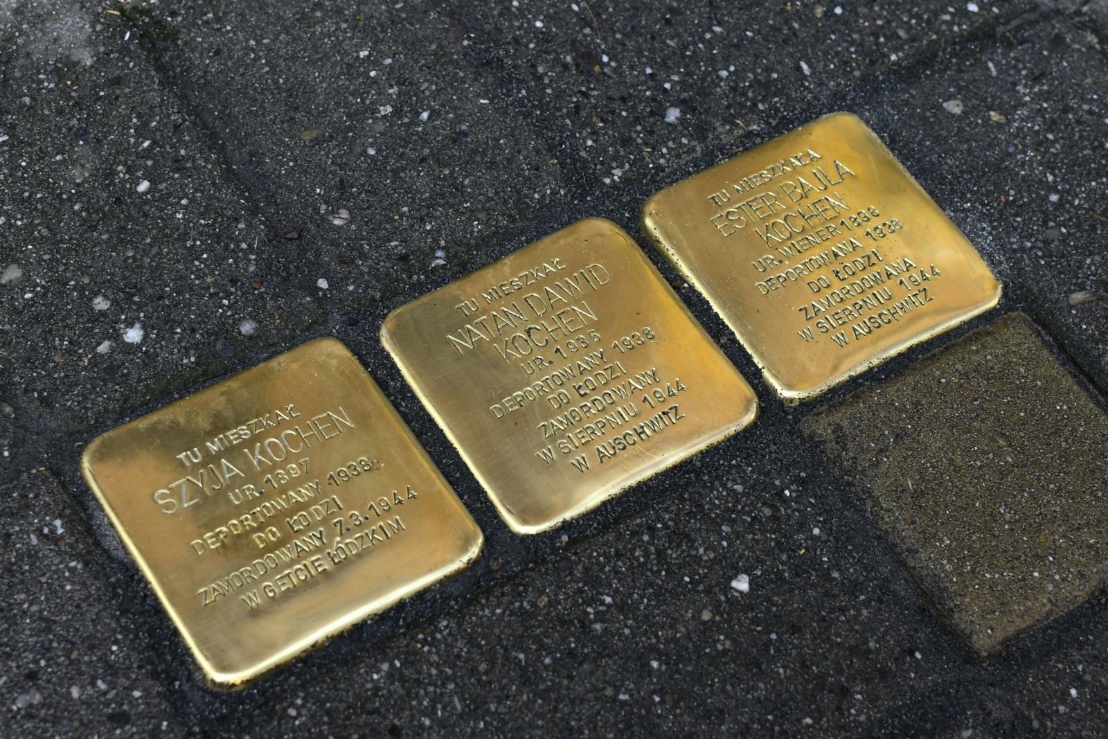 Zdjęcie w galerii na portalu naszraciborz.pl: Pierwsze kamienie Stolpersteine w Raciborzu. Upamiętniają dawnych mieszkańców miasta wiadomości z regionu