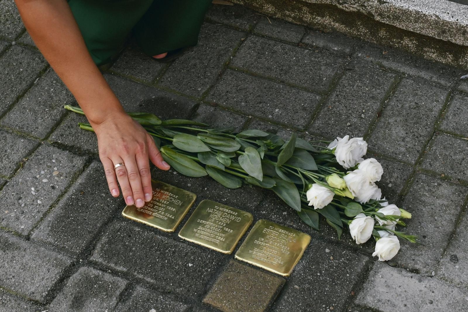Zdjęcie w galerii na portalu naszraciborz.pl: Pierwsze kamienie Stolpersteine w Raciborzu. Upamiętniają dawnych mieszkańców miasta wiadomości z regionu