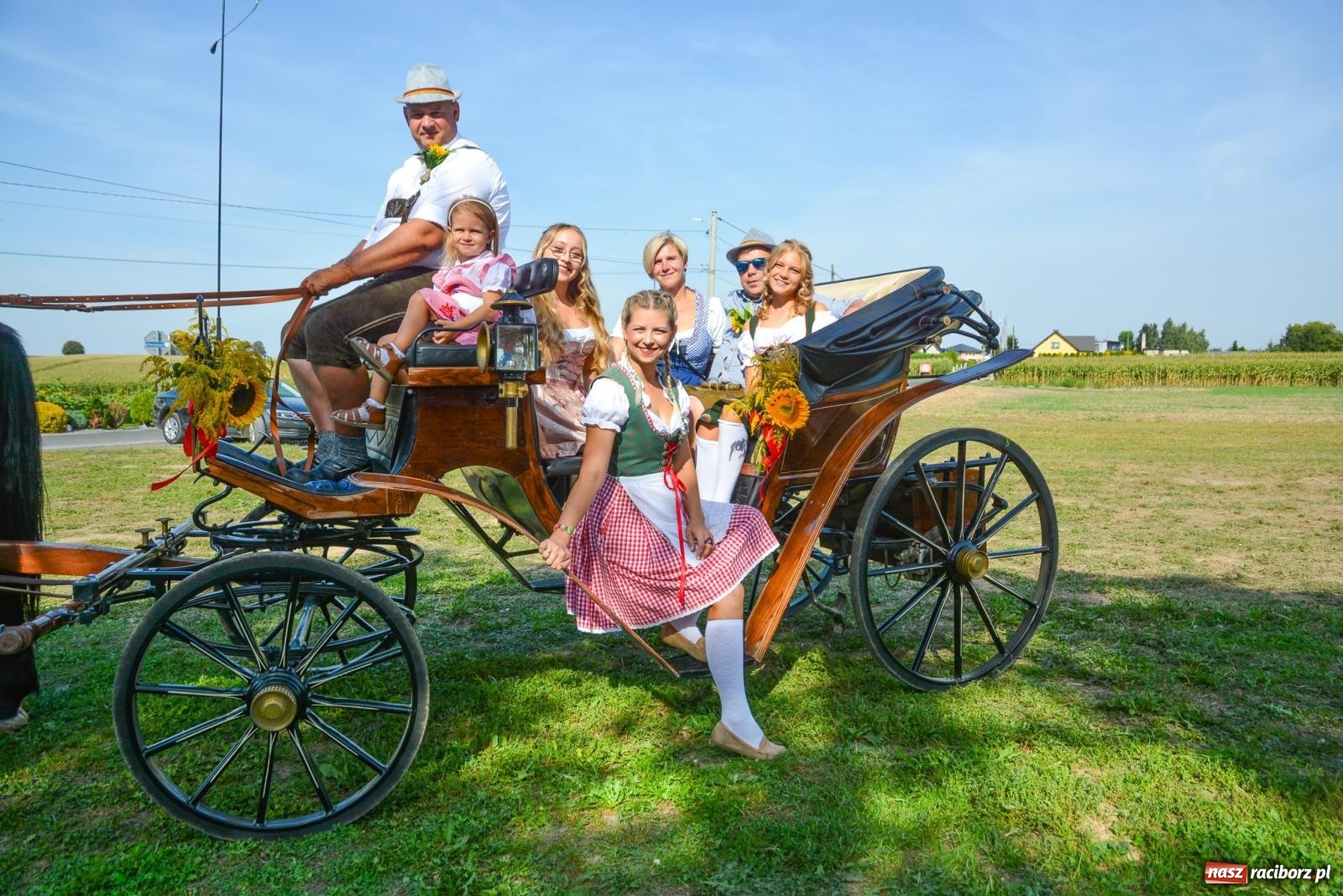 Zdjęcie w galerii na portalu naszraciborz.pl: Dziękowali za plony z kuflem w ręku. Dożynki w Żerdzinach [FOTO i WIDEO] wiadomości z regionu