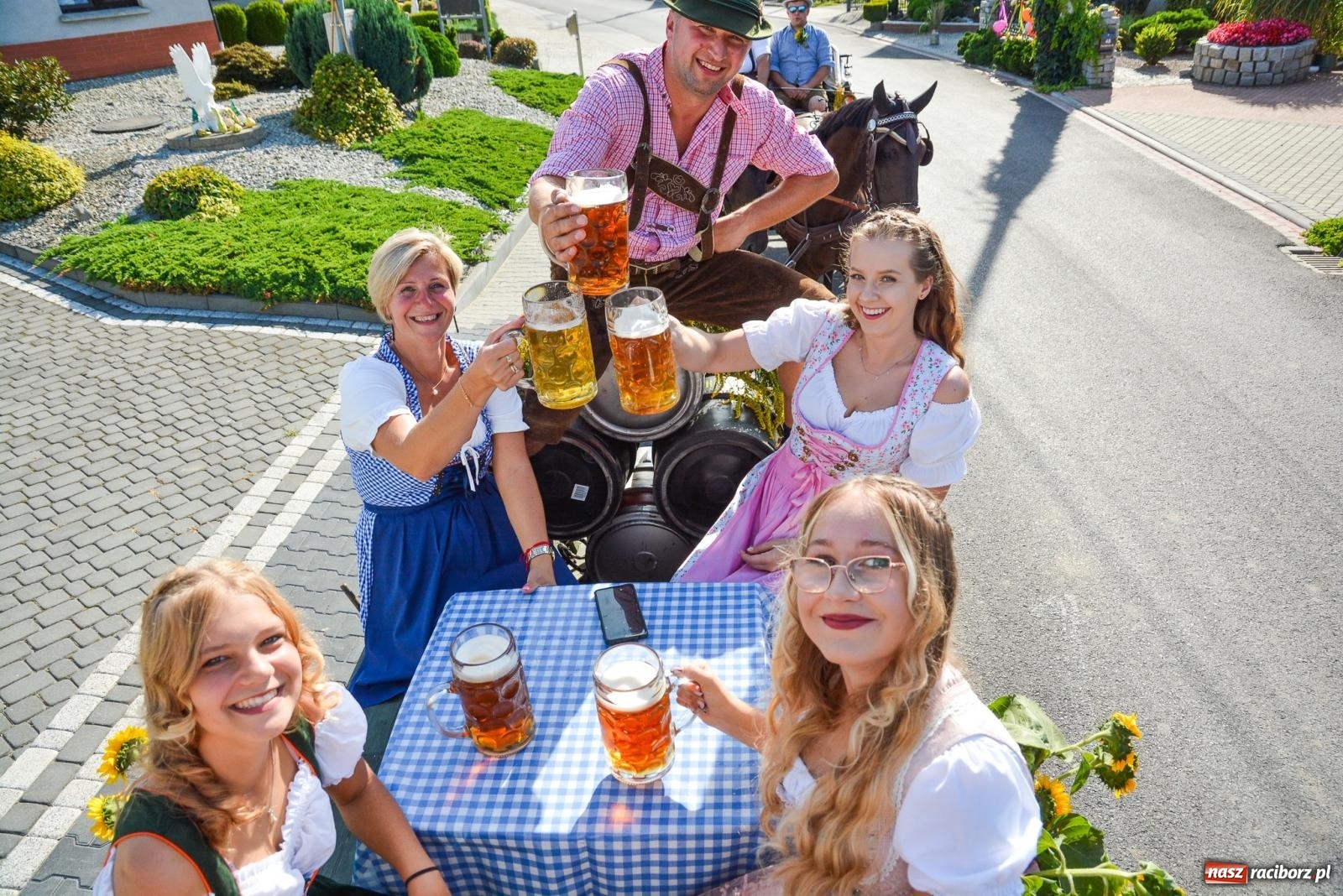 Zdjęcie w galerii na portalu naszraciborz.pl: Dziękowali za plony z kuflem w ręku. Dożynki w Żerdzinach [FOTO i WIDEO] wiadomości z regionu