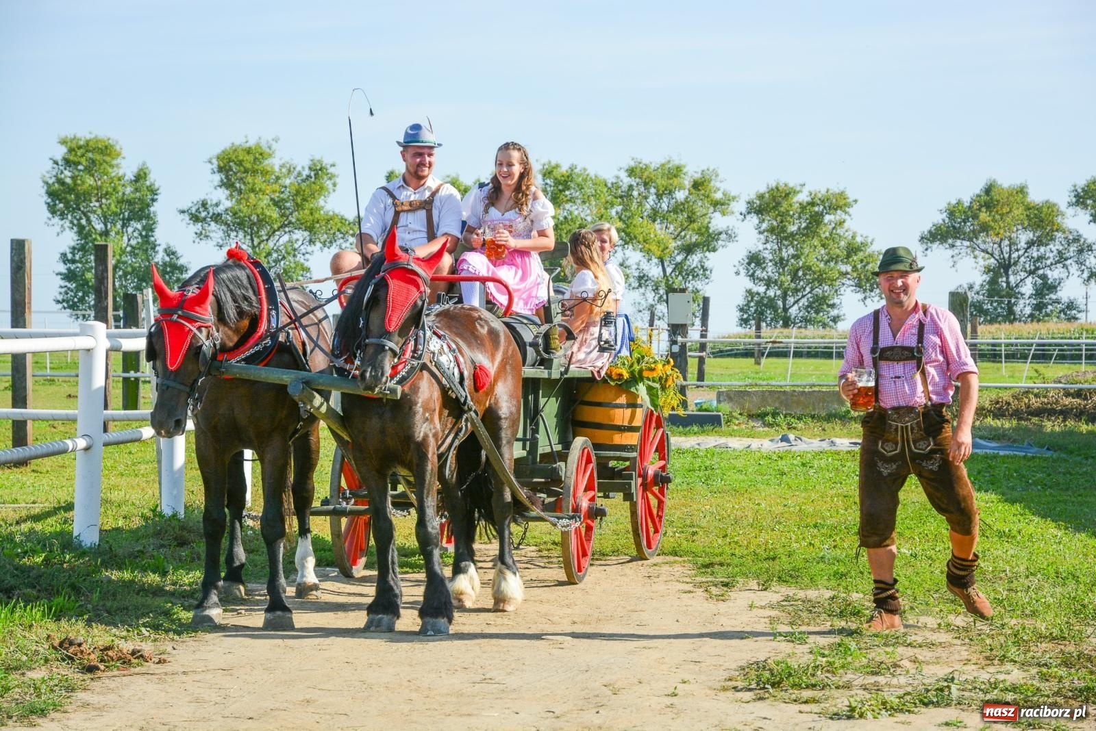 Zdjęcie w galerii na portalu naszraciborz.pl: Dziękowali za plony z kuflem w ręku. Dożynki w Żerdzinach [FOTO i WIDEO] wiadomości z regionu