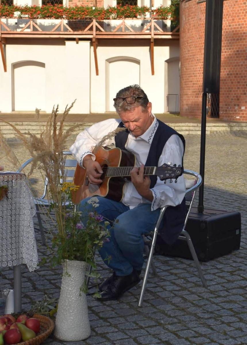 Zdjęcie w galerii na portalu naszraciborz.pl: 12. odsłona Narodowego Czytania na Zamku Piastowskim za nami wiadomości z regionu