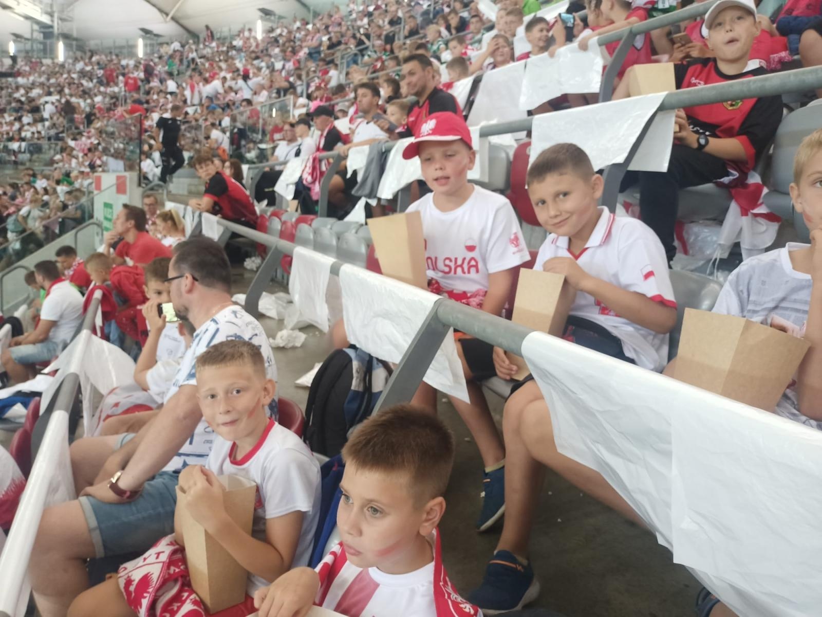 Zdjęcie w galerii na portalu naszraciborz.pl: Młodzi sportowcy na meczu reprezentacji Polski wiadomości z regionu