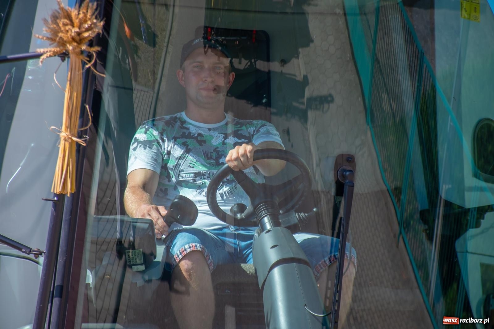 Zdjęcie w galerii na portalu naszraciborz.pl: Bieńkowicki korowód dożynkowy zachwycał kolorami wiadomości z regionu