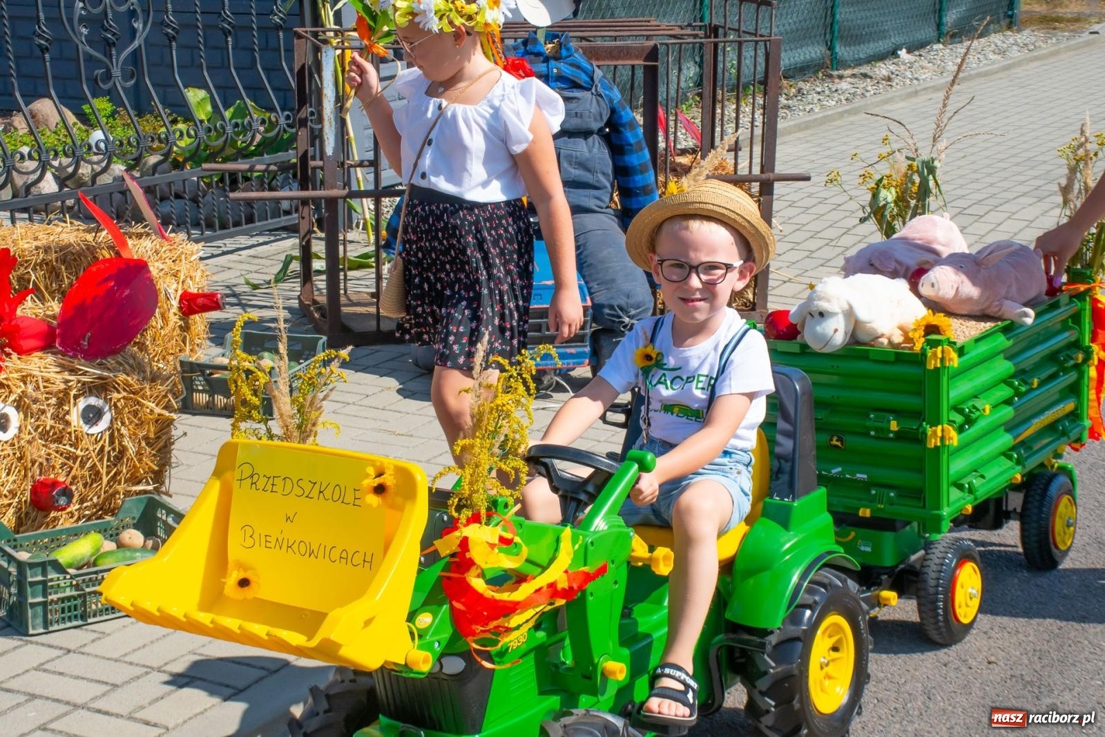 Zdjęcie w galerii na portalu naszraciborz.pl: Bieńkowicki korowód dożynkowy zachwycał kolorami wiadomości z regionu