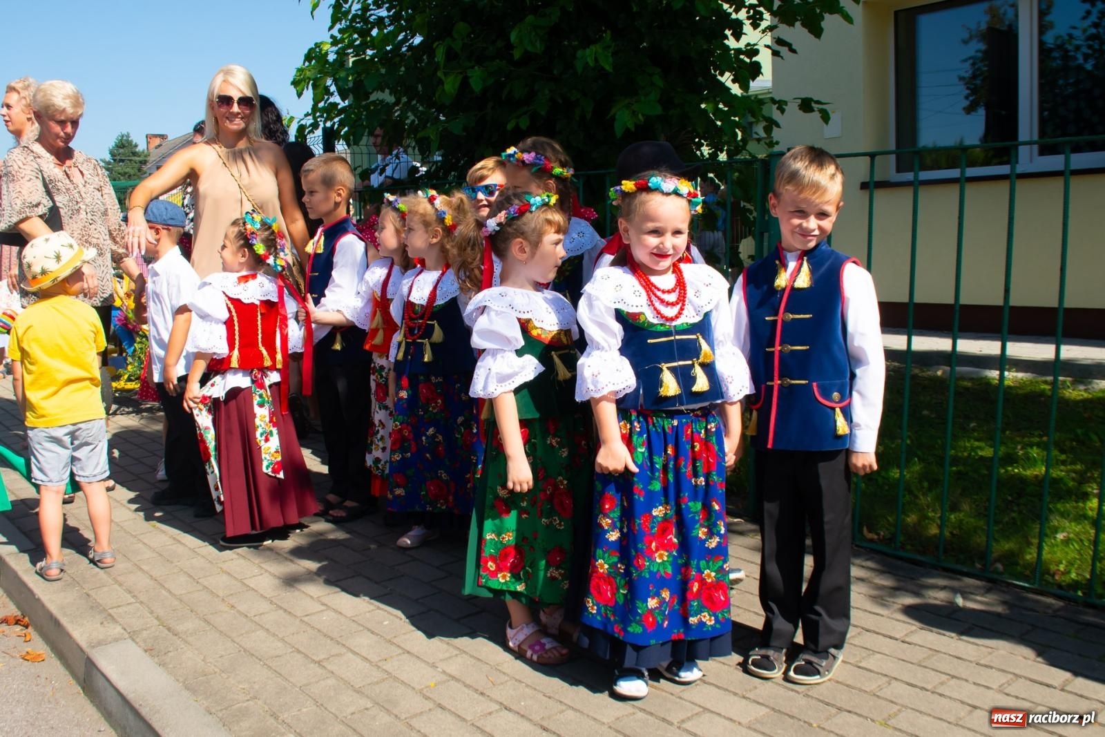 Zdjęcie w galerii na portalu naszraciborz.pl: Bieńkowicki korowód dożynkowy zachwycał kolorami wiadomości z regionu
