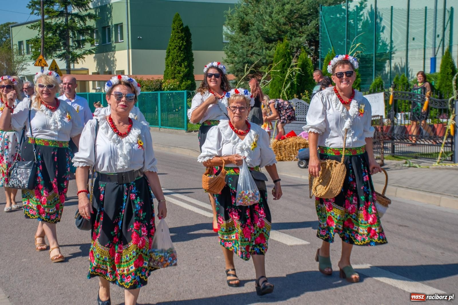 Zdjęcie w galerii na portalu naszraciborz.pl: Bieńkowicki korowód dożynkowy zachwycał kolorami wiadomości z regionu