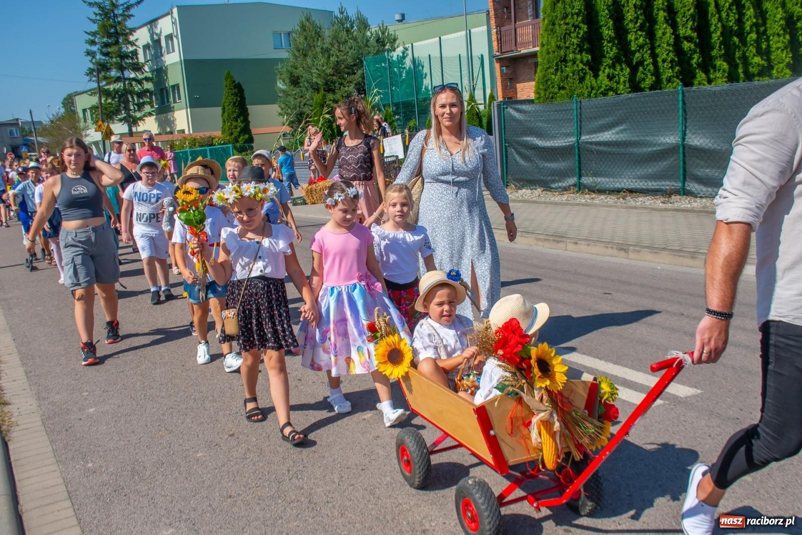 Zdjęcie w galerii na portalu naszraciborz.pl: Bieńkowicki korowód dożynkowy zachwycał kolorami wiadomości z regionu