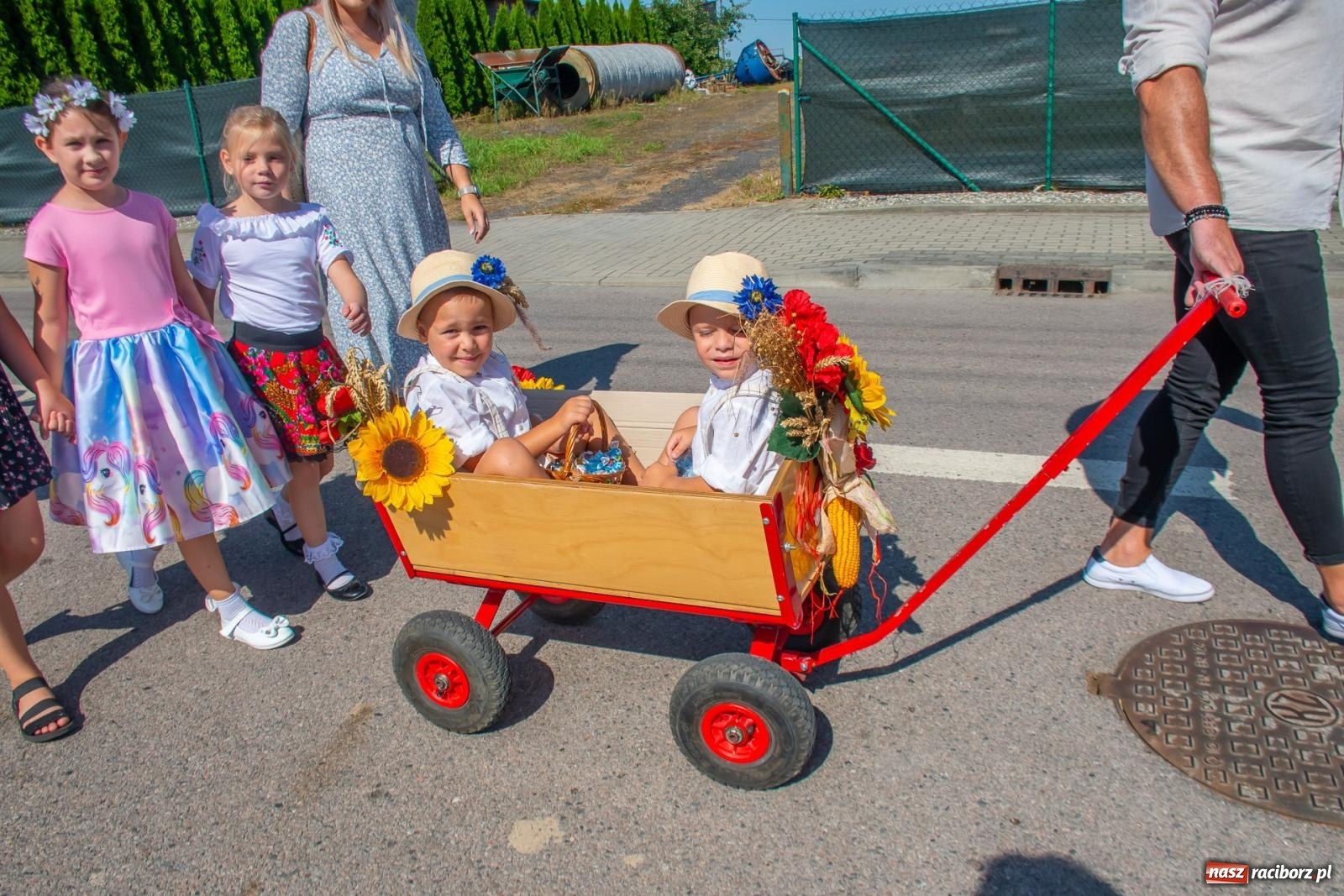 Zdjęcie w galerii na portalu naszraciborz.pl: Bieńkowicki korowód dożynkowy zachwycał kolorami wiadomości z regionu