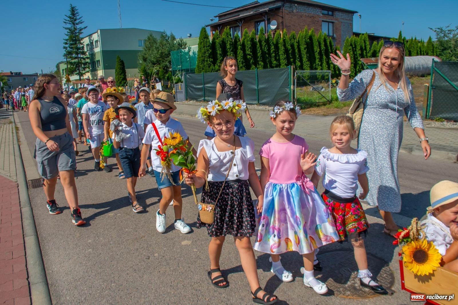 Zdjęcie w galerii na portalu naszraciborz.pl: Bieńkowicki korowód dożynkowy zachwycał kolorami wiadomości z regionu