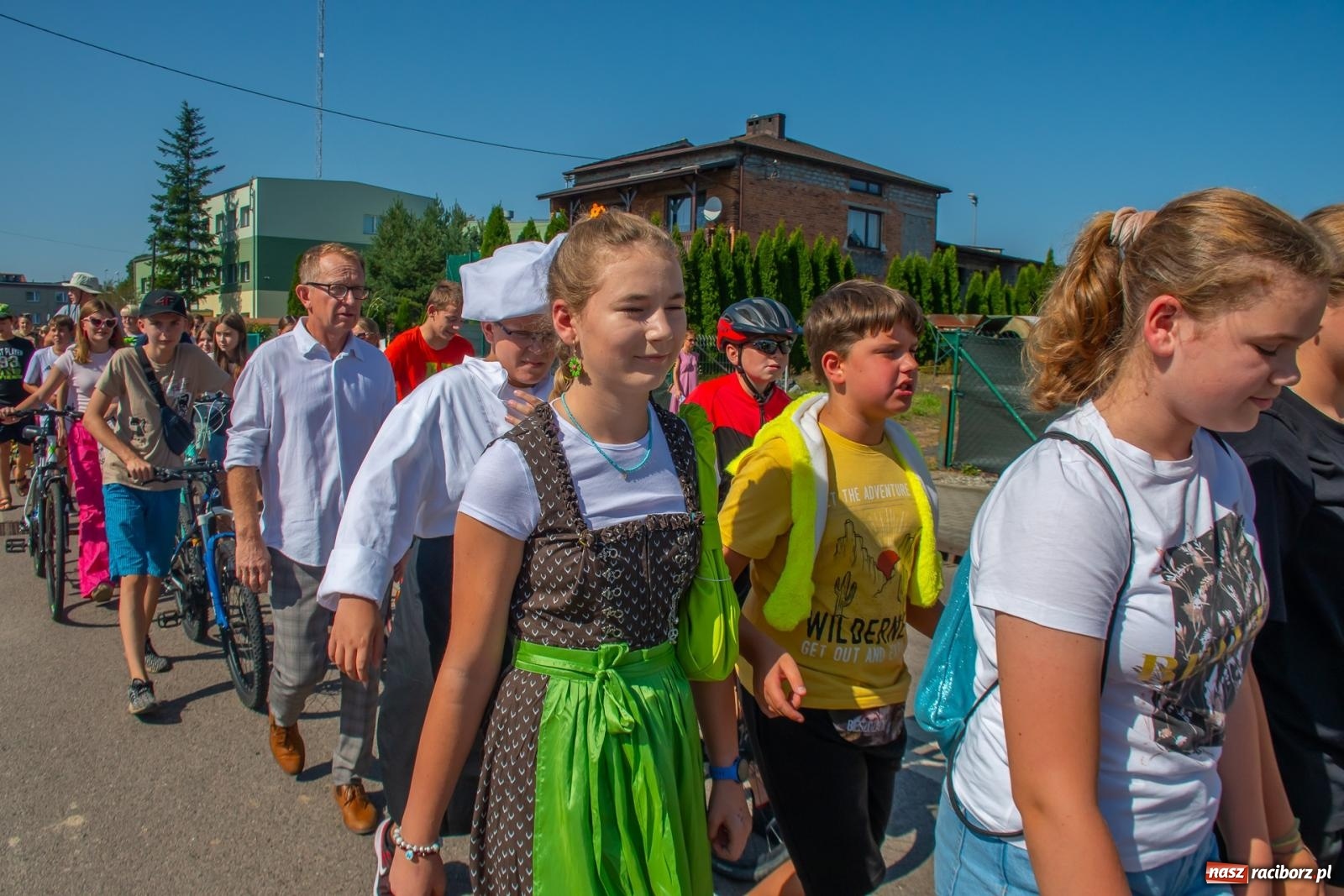 Zdjęcie w galerii na portalu naszraciborz.pl: Bieńkowicki korowód dożynkowy zachwycał kolorami wiadomości z regionu