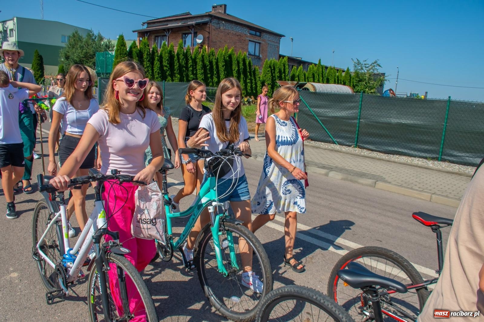 Zdjęcie w galerii na portalu naszraciborz.pl: Bieńkowicki korowód dożynkowy zachwycał kolorami wiadomości z regionu