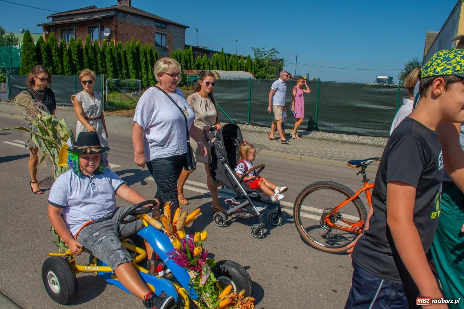 Zdjęcie w galerii na portalu naszraciborz.pl: Bieńkowicki korowód dożynkowy zachwycał kolorami wiadomości z regionu