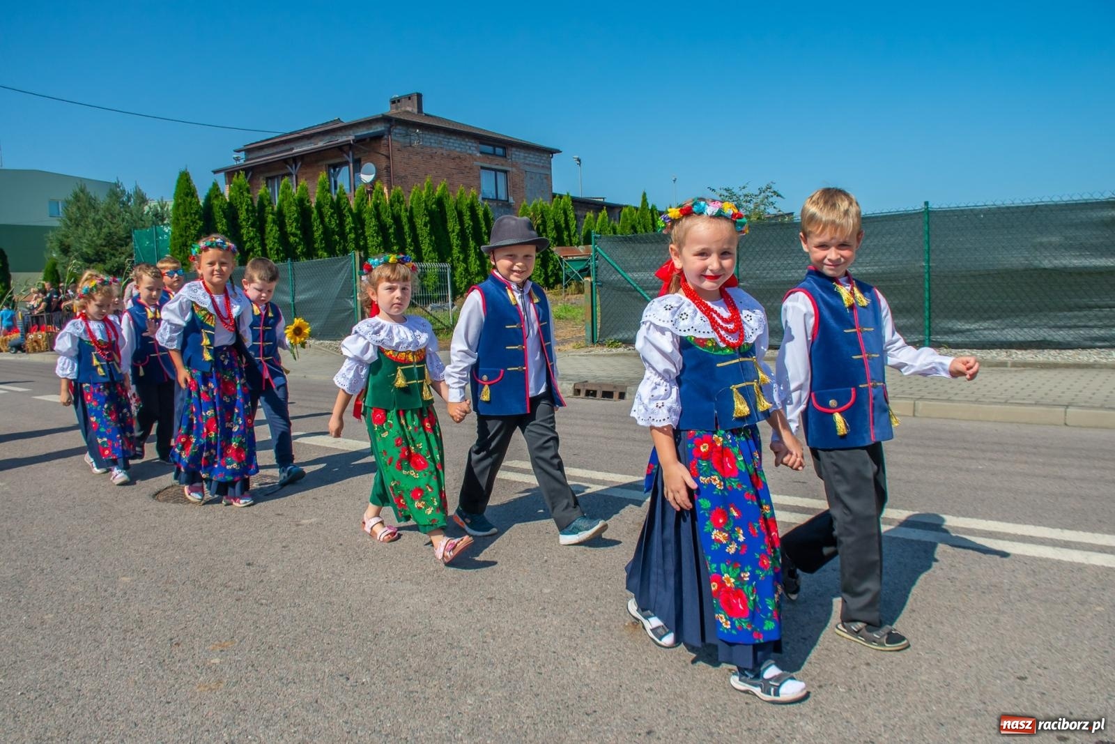 Zdjęcie w galerii na portalu naszraciborz.pl: Bieńkowicki korowód dożynkowy zachwycał kolorami wiadomości z regionu