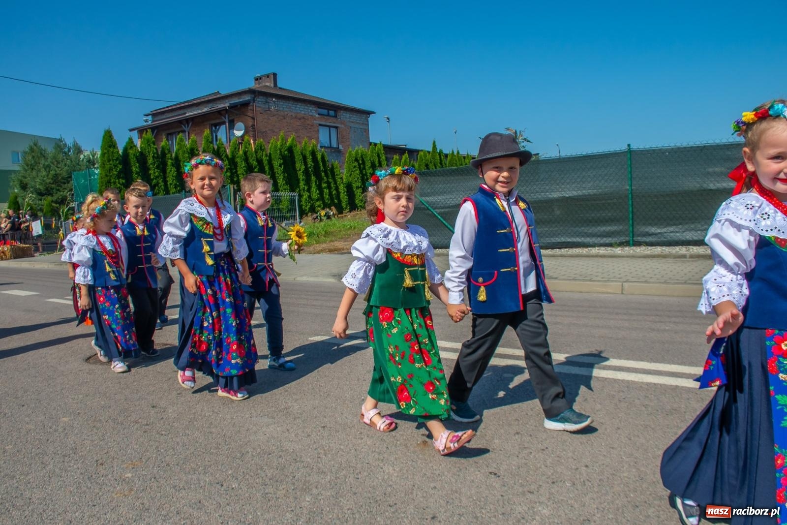 Zdjęcie w galerii na portalu naszraciborz.pl: Bieńkowicki korowód dożynkowy zachwycał kolorami wiadomości z regionu