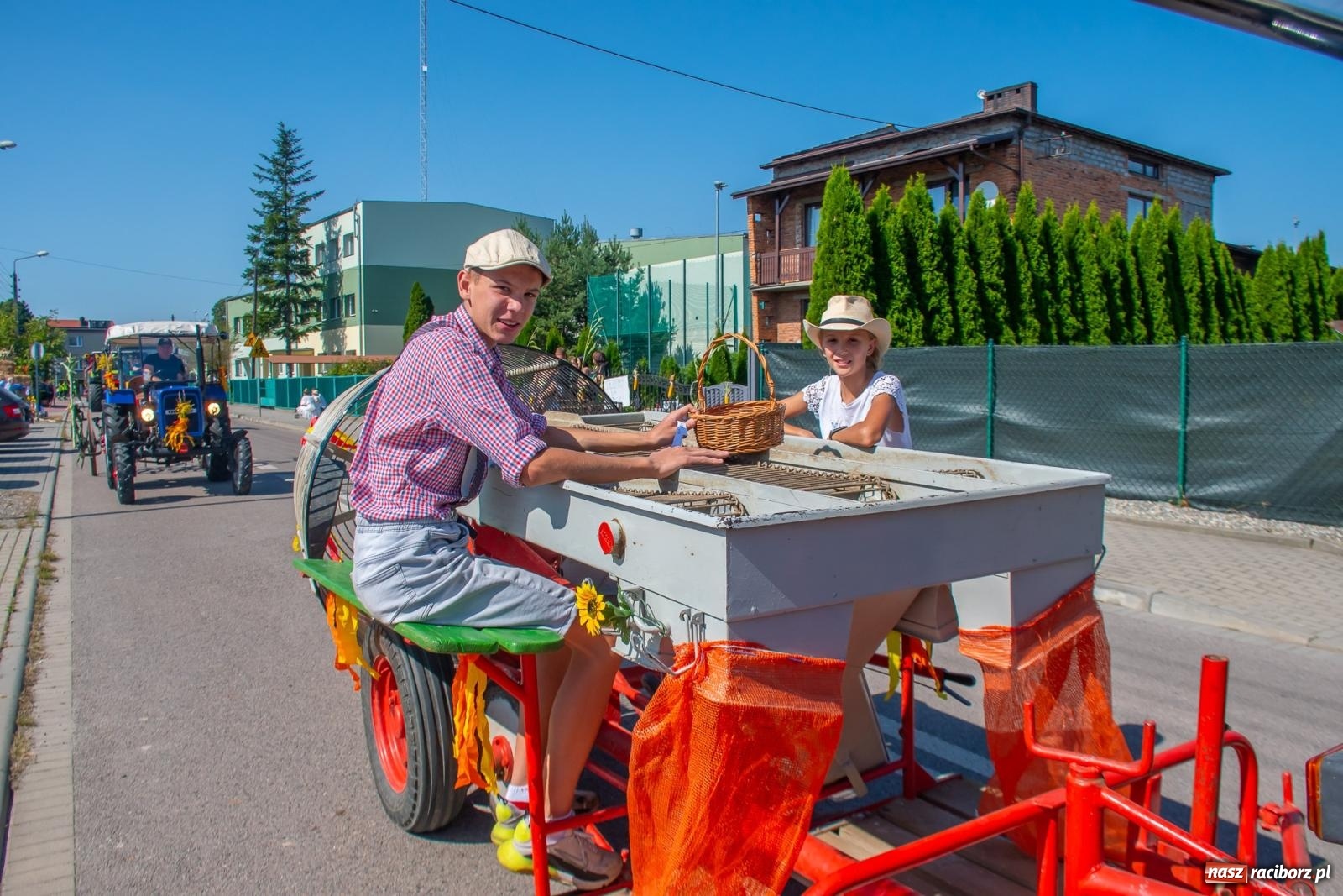 Zdjęcie w galerii na portalu naszraciborz.pl: Bieńkowicki korowód dożynkowy zachwycał kolorami wiadomości z regionu