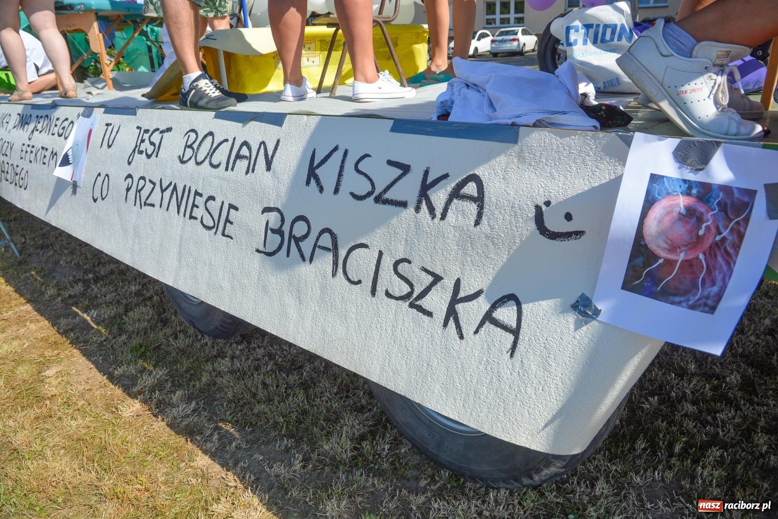 Zdjęcie w galerii na portalu naszraciborz.pl: Tu jest bocian kiszka, co przyniesie braciszka. Dożynki w Samborowicach [FOTO i WIDEO] wiadomości z regionu