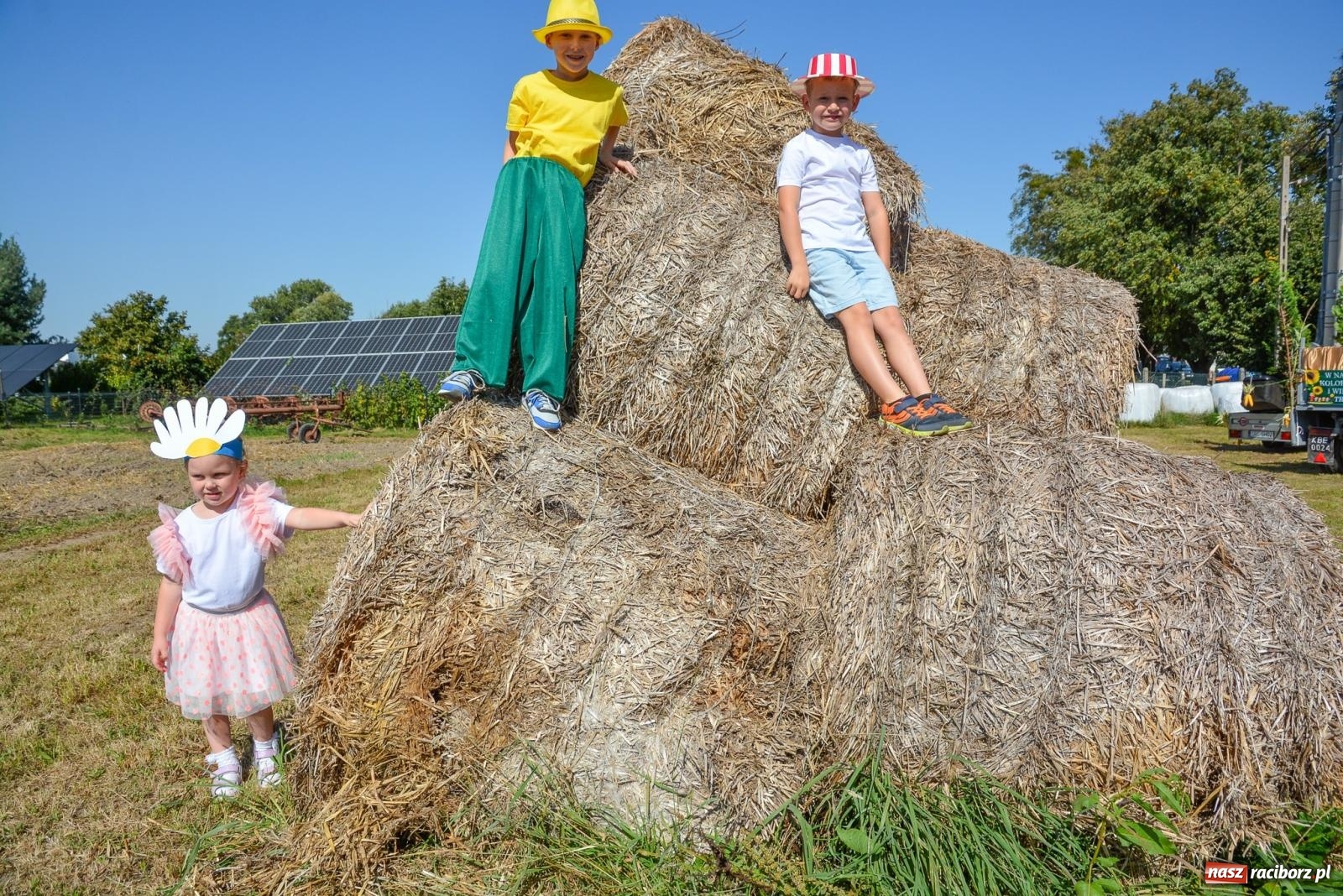 Zdjęcie w galerii na portalu naszraciborz.pl: Tu jest bocian kiszka, co przyniesie braciszka. Dożynki w Samborowicach [FOTO i WIDEO] wiadomości z regionu