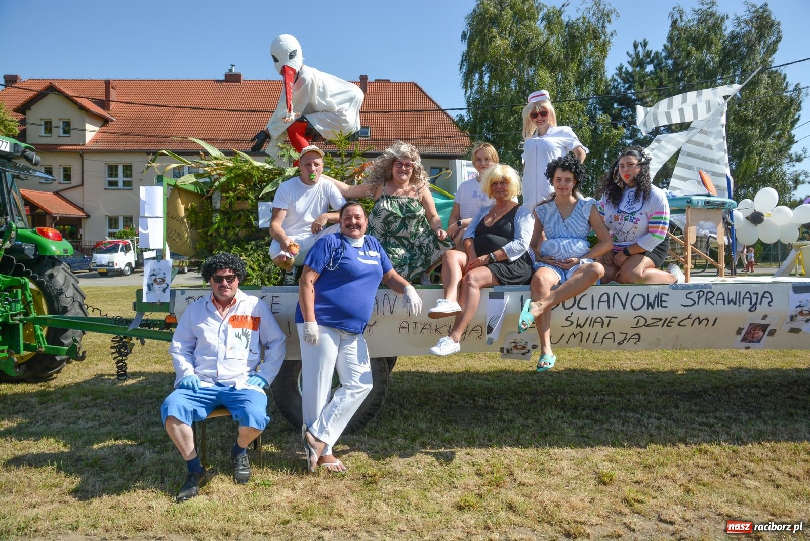 Zdjęcie w galerii na portalu naszraciborz.pl: Tu jest bocian kiszka, co przyniesie braciszka. Dożynki w Samborowicach [FOTO i WIDEO] wiadomości z regionu