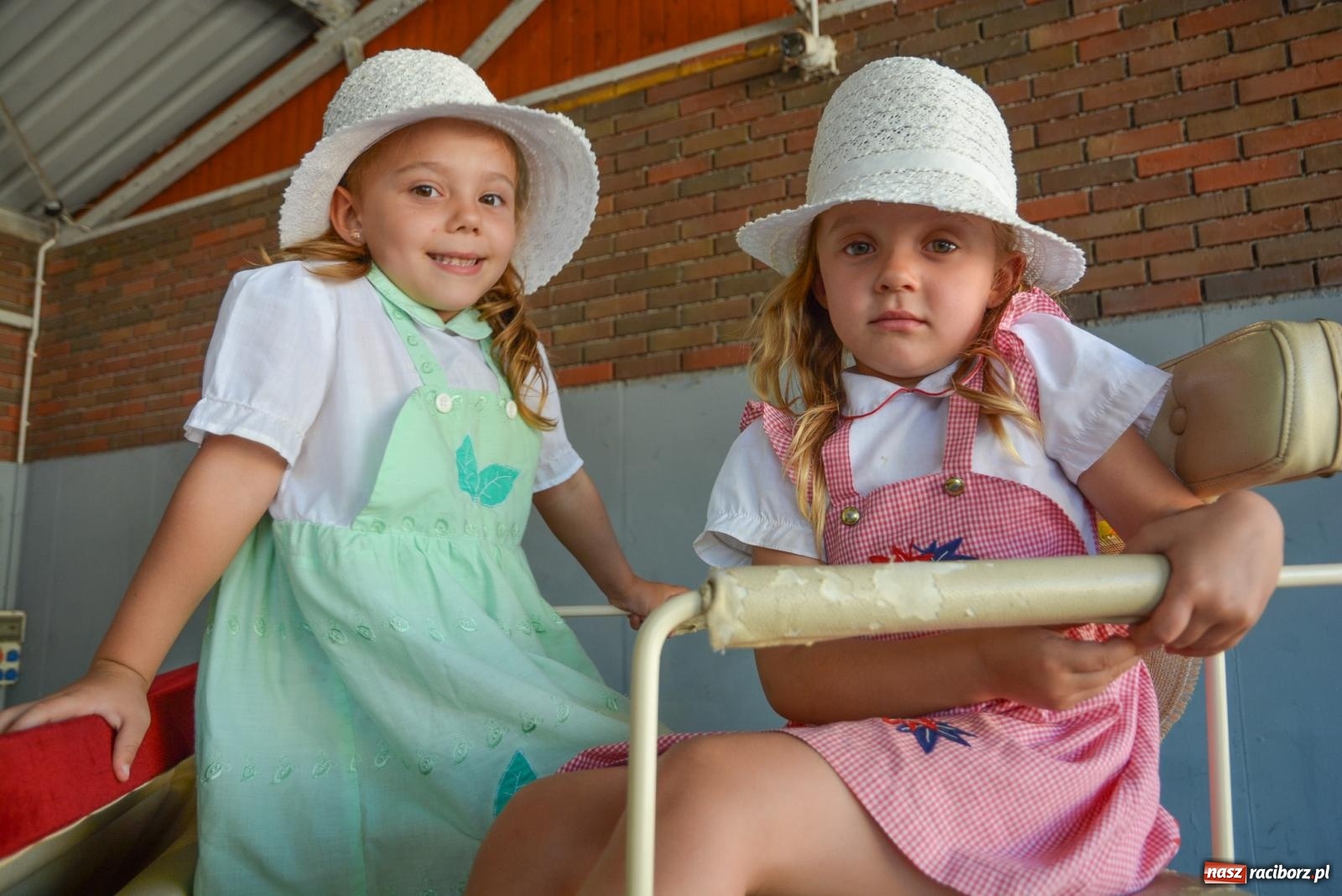 Zdjęcie w galerii na portalu naszraciborz.pl: Bahamas, banany i sołtyska na kole. Dożynki w Pietrowicach Wielkich [FOTO i WIDEO] wiadomości z regionu