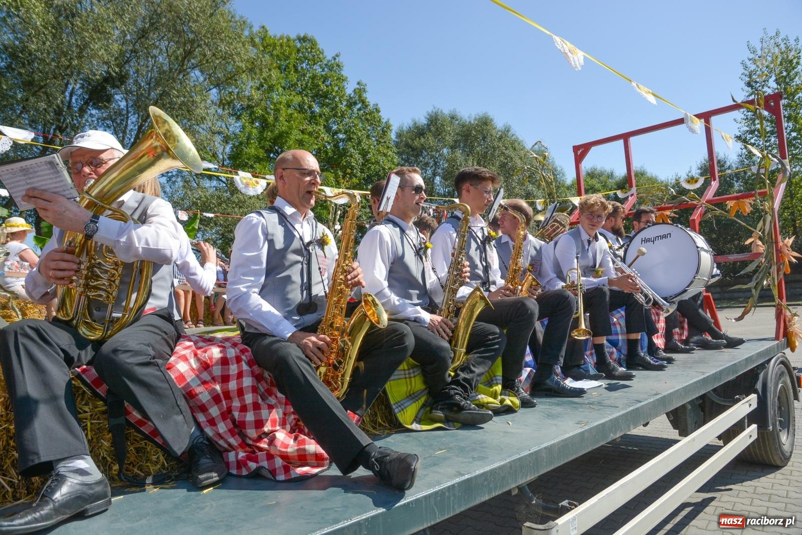 Zdjęcie w galerii na portalu naszraciborz.pl: Bahamas, banany i sołtyska na kole. Dożynki w Pietrowicach Wielkich [FOTO i WIDEO] wiadomości z regionu