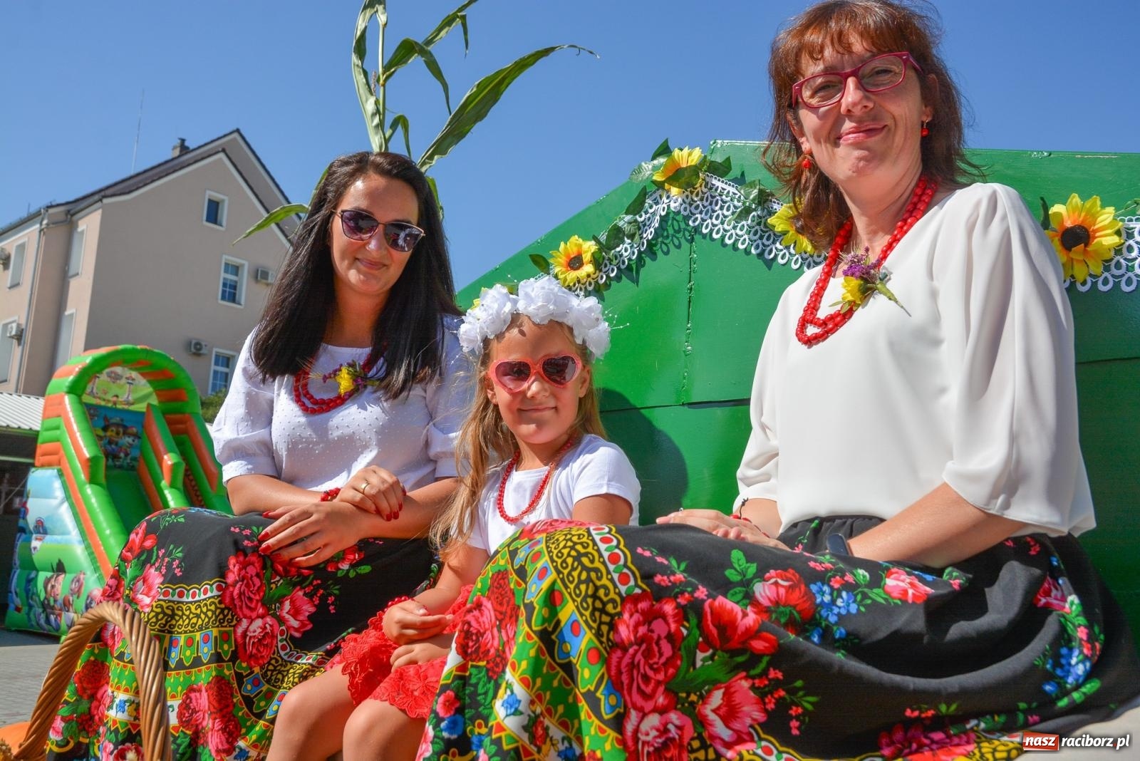 Zdjęcie w galerii na portalu naszraciborz.pl: Bahamas, banany i sołtyska na kole. Dożynki w Pietrowicach Wielkich [FOTO i WIDEO] wiadomości z regionu