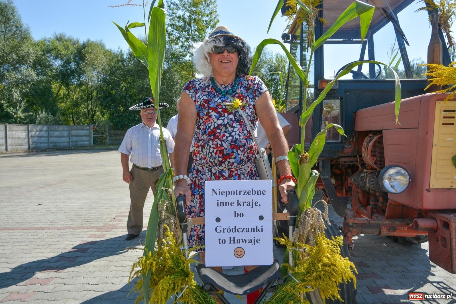 Zdjęcie w galerii na portalu naszraciborz.pl: Bahamas, banany i sołtyska na kole. Dożynki w Pietrowicach Wielkich [FOTO i WIDEO] wiadomości z regionu