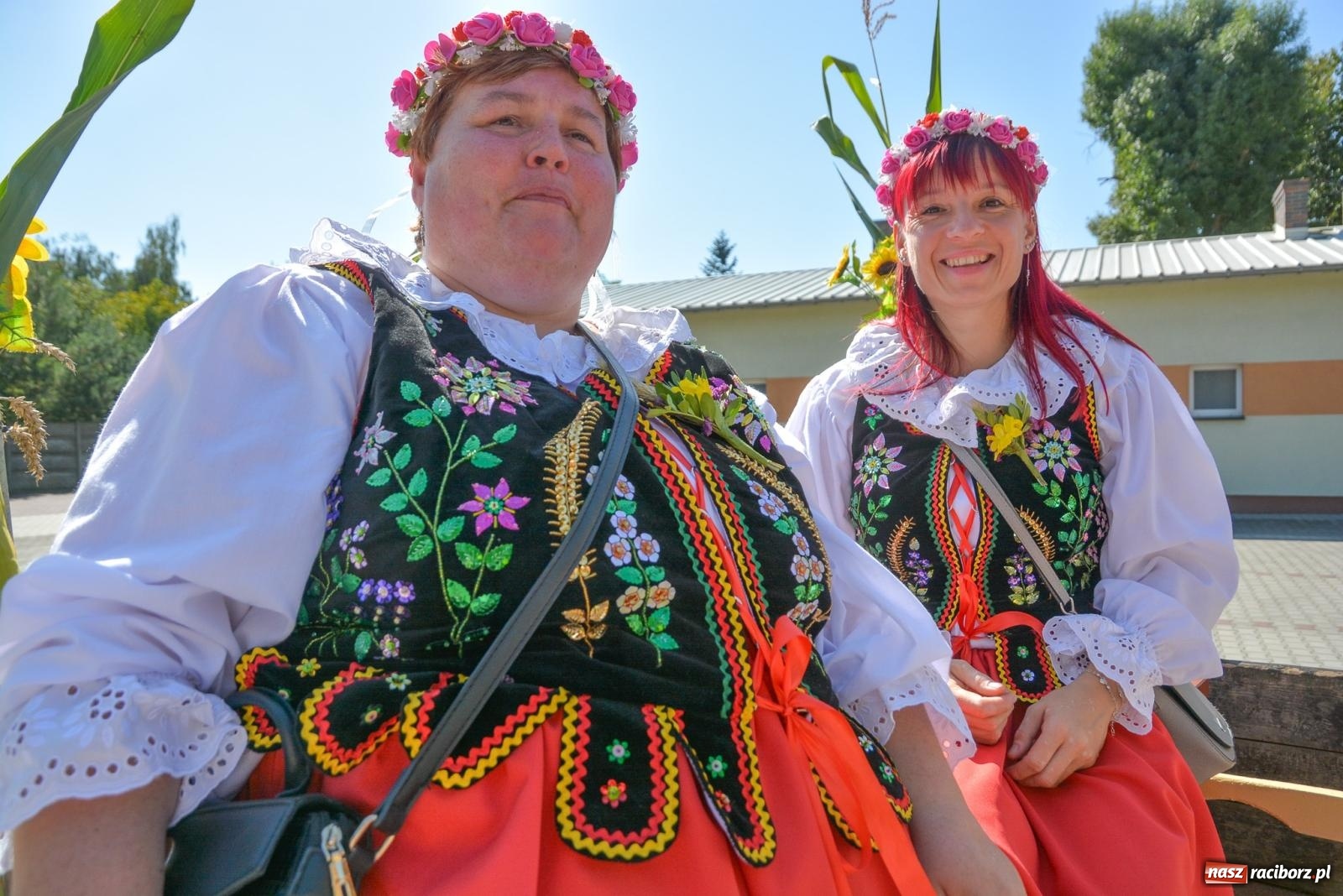 Zdjęcie w galerii na portalu naszraciborz.pl: Bahamas, banany i sołtyska na kole. Dożynki w Pietrowicach Wielkich [FOTO i WIDEO] wiadomości z regionu