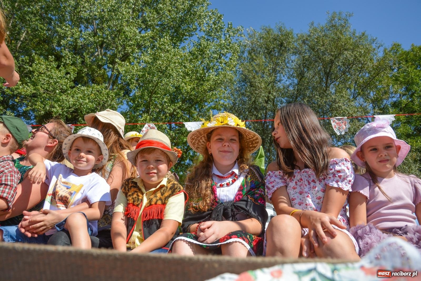 Zdjęcie w galerii na portalu naszraciborz.pl: Bahamas, banany i sołtyska na kole. Dożynki w Pietrowicach Wielkich [FOTO i WIDEO] wiadomości z regionu