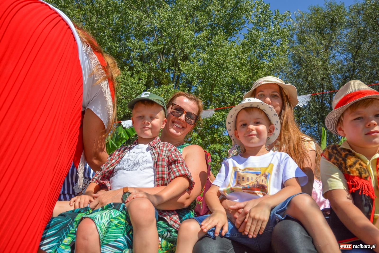 Zdjęcie w galerii na portalu naszraciborz.pl: Bahamas, banany i sołtyska na kole. Dożynki w Pietrowicach Wielkich [FOTO i WIDEO] wiadomości z regionu