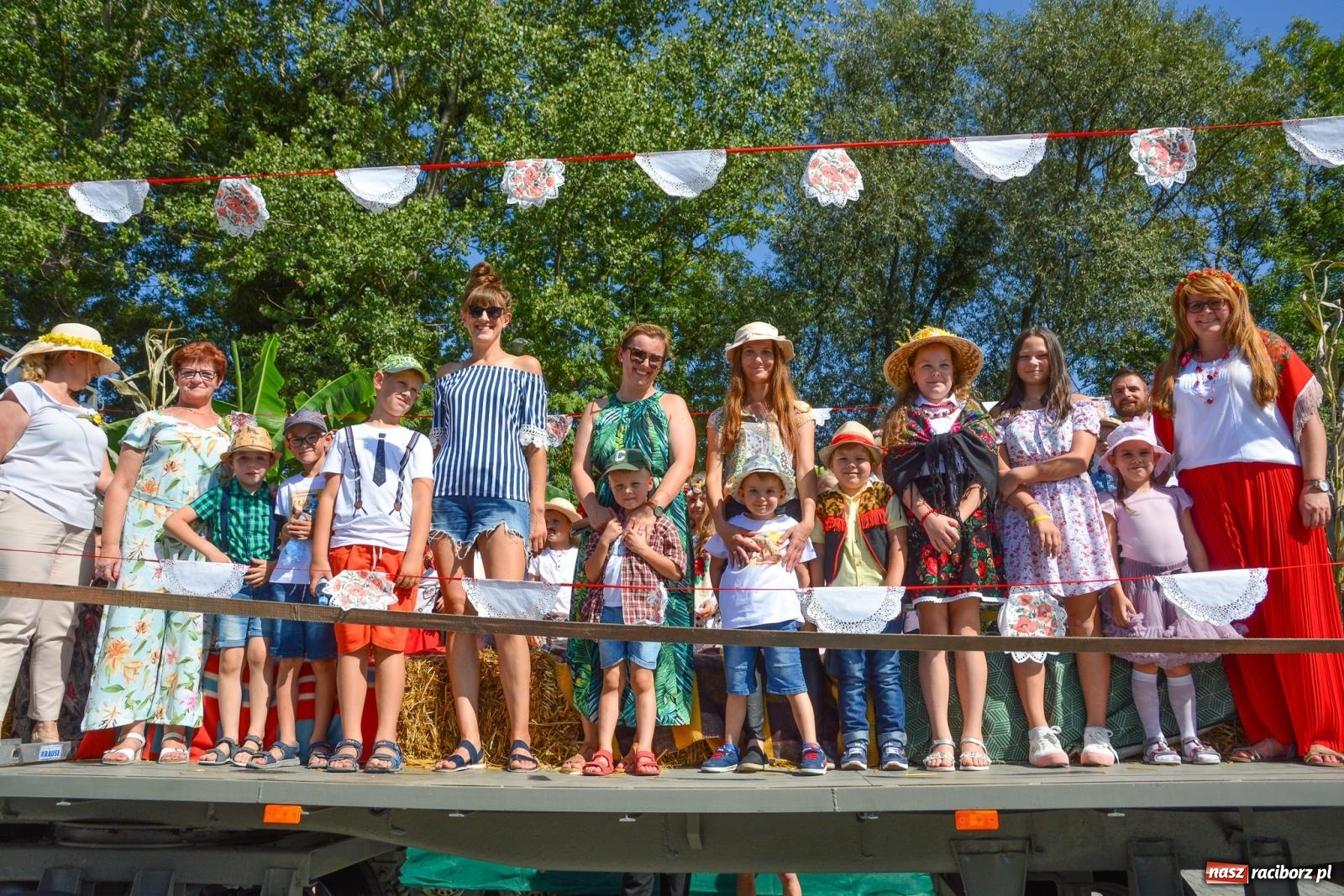 Zdjęcie w galerii na portalu naszraciborz.pl: Bahamas, banany i sołtyska na kole. Dożynki w Pietrowicach Wielkich [FOTO i WIDEO] wiadomości z regionu