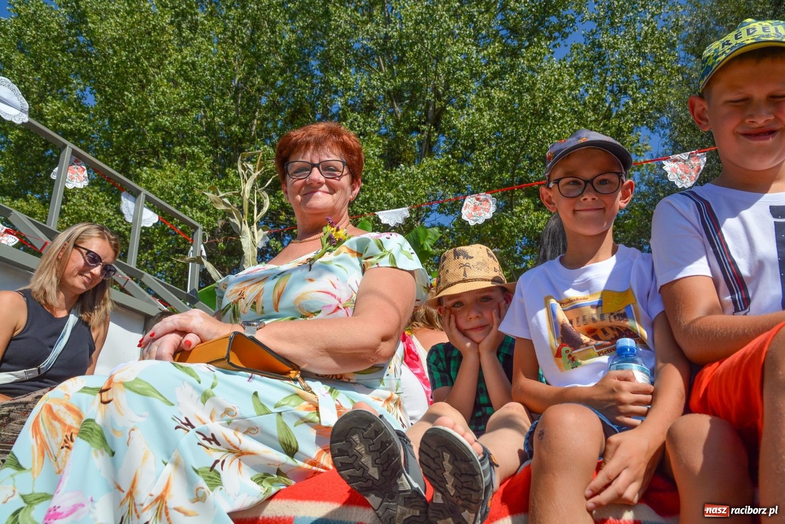 Zdjęcie w galerii na portalu naszraciborz.pl: Bahamas, banany i sołtyska na kole. Dożynki w Pietrowicach Wielkich [FOTO i WIDEO] wiadomości z regionu