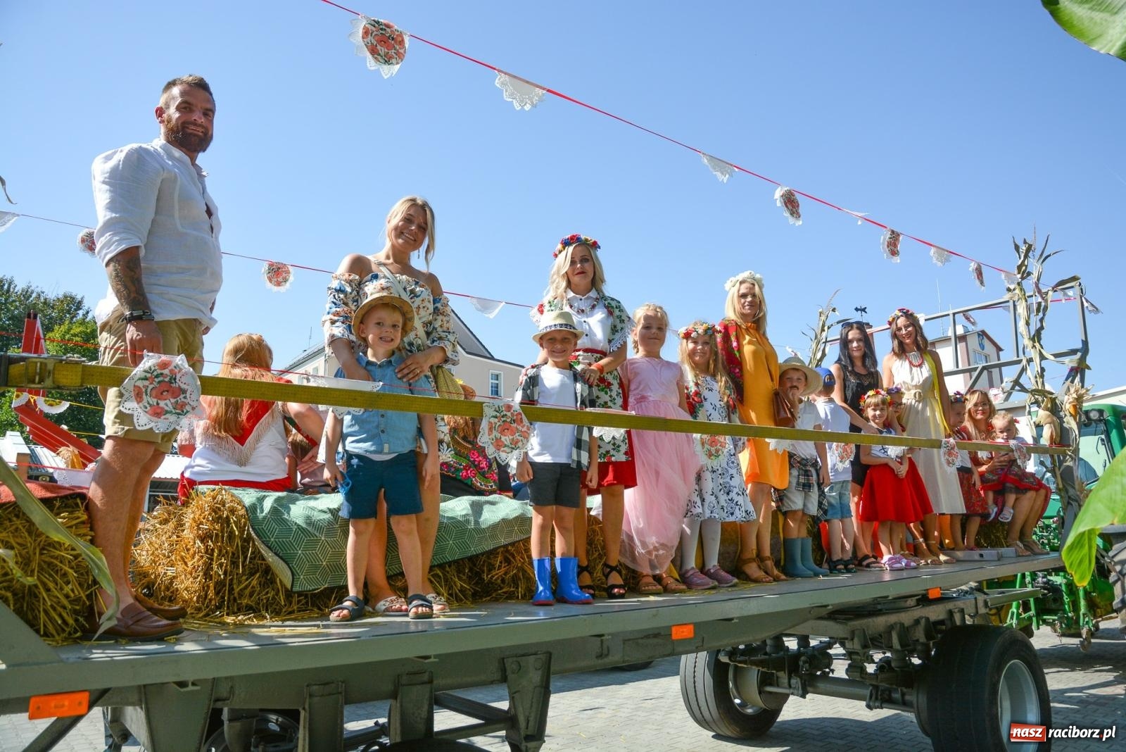 Zdjęcie w galerii na portalu naszraciborz.pl: Bahamas, banany i sołtyska na kole. Dożynki w Pietrowicach Wielkich [FOTO i WIDEO] wiadomości z regionu