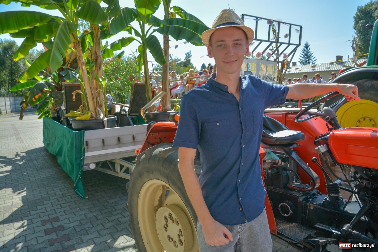 Zdjęcie w galerii na portalu naszraciborz.pl: Bahamas, banany i sołtyska na kole. Dożynki w Pietrowicach Wielkich [FOTO i WIDEO] wiadomości z regionu