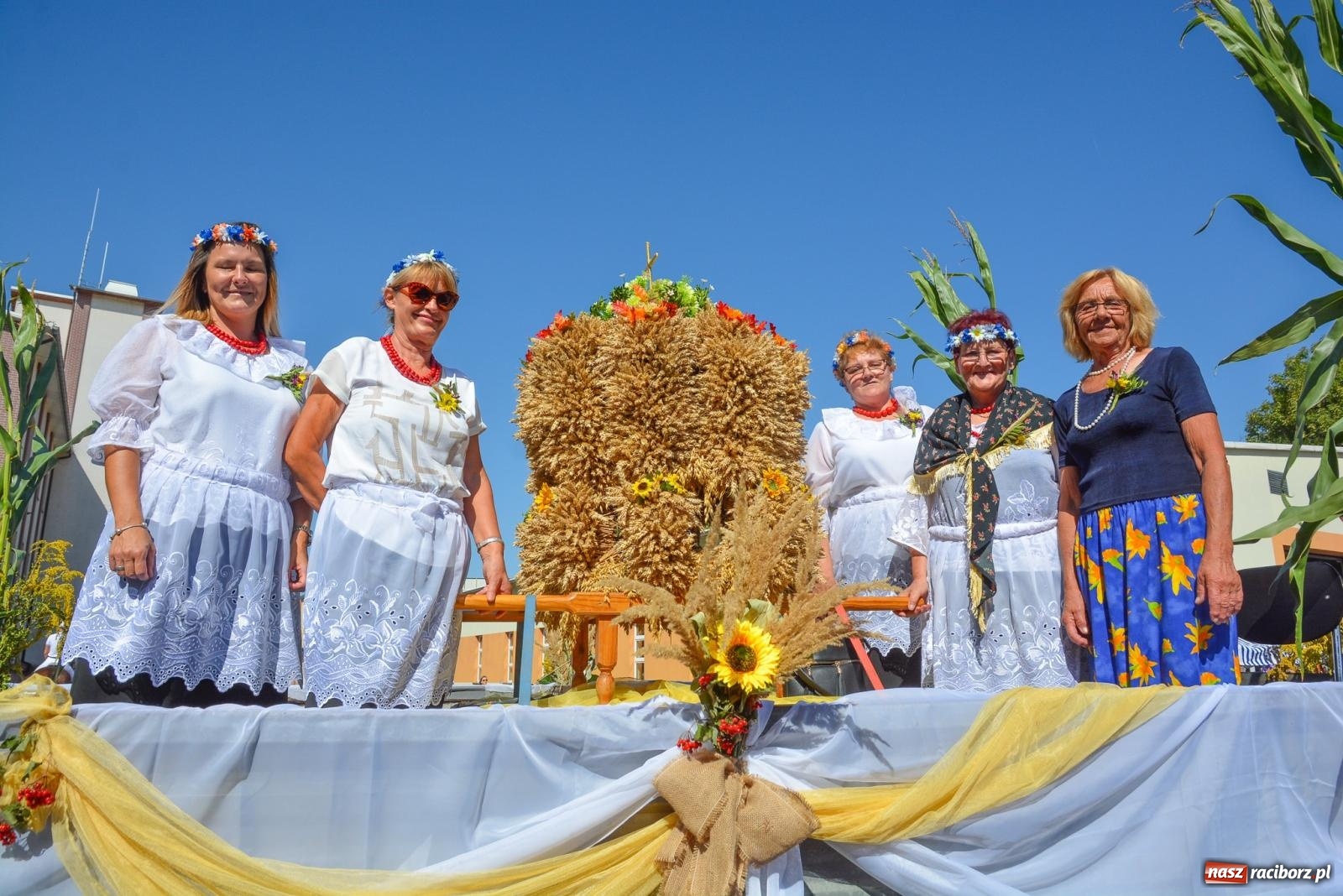 Zdjęcie w galerii na portalu naszraciborz.pl: Bahamas, banany i sołtyska na kole. Dożynki w Pietrowicach Wielkich [FOTO i WIDEO] wiadomości z regionu
