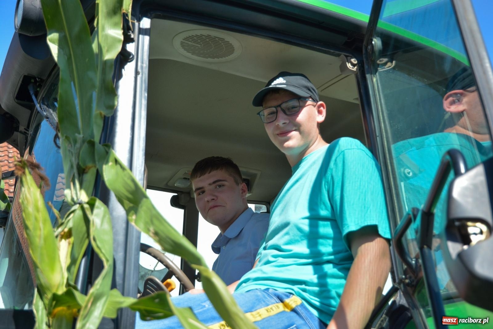 Zdjęcie w galerii na portalu naszraciborz.pl: Bahamas, banany i sołtyska na kole. Dożynki w Pietrowicach Wielkich [FOTO i WIDEO] wiadomości z regionu