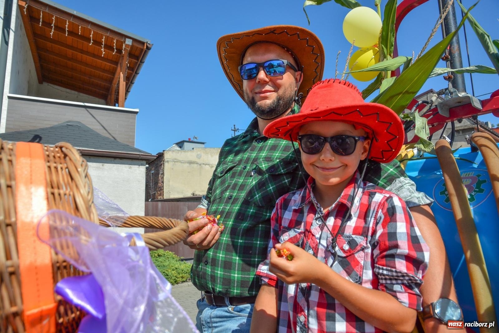 Zdjęcie w galerii na portalu naszraciborz.pl: Bahamas, banany i sołtyska na kole. Dożynki w Pietrowicach Wielkich [FOTO i WIDEO] wiadomości z regionu