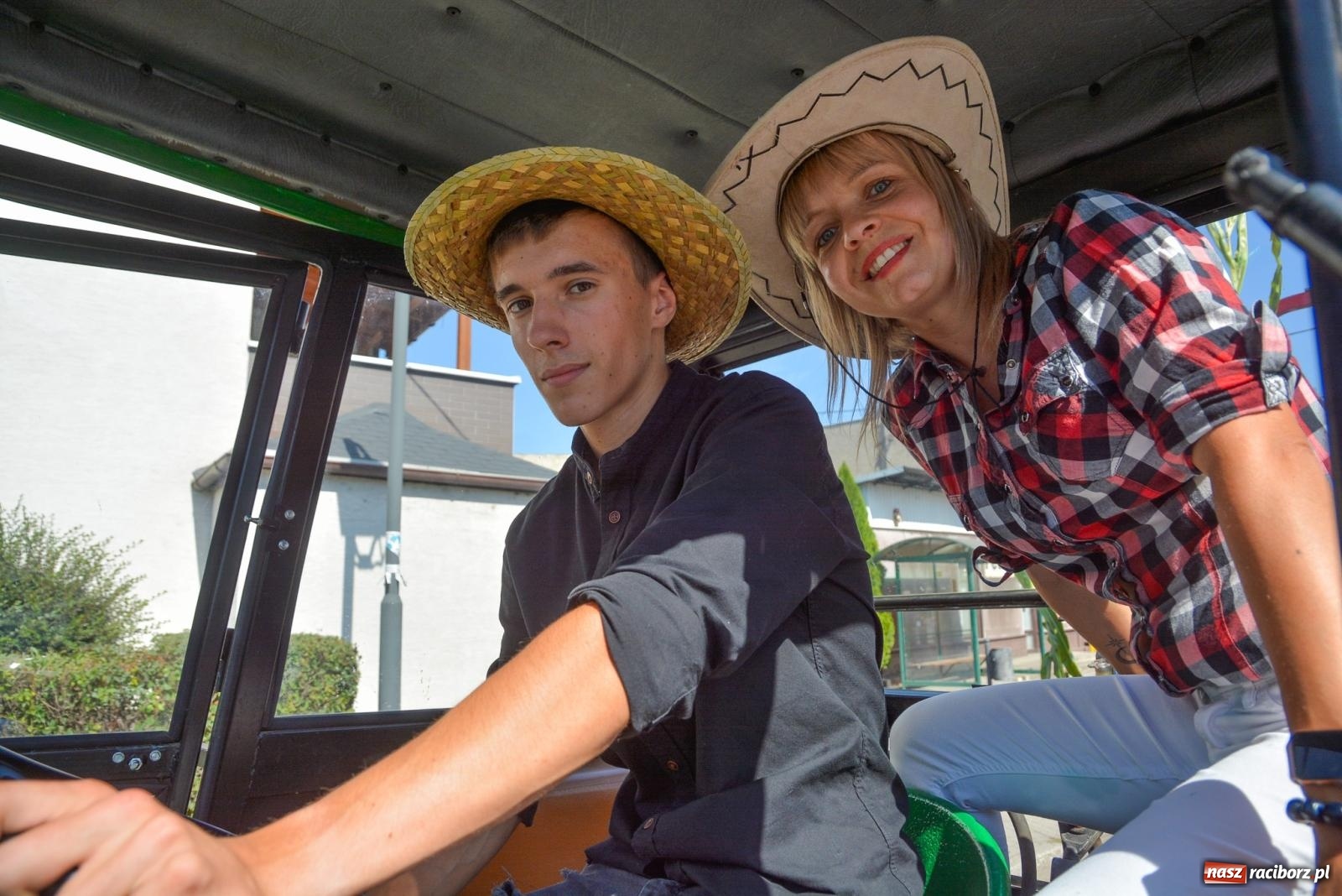 Zdjęcie w galerii na portalu naszraciborz.pl: Bahamas, banany i sołtyska na kole. Dożynki w Pietrowicach Wielkich [FOTO i WIDEO] wiadomości z regionu