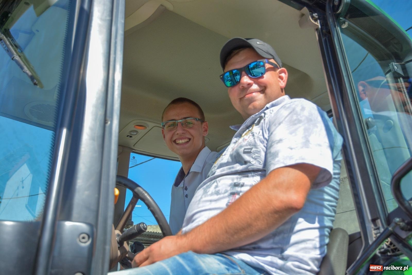 Zdjęcie w galerii na portalu naszraciborz.pl: Bahamas, banany i sołtyska na kole. Dożynki w Pietrowicach Wielkich [FOTO i WIDEO] wiadomości z regionu