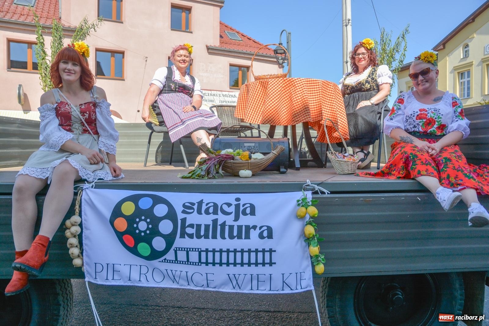 Zdjęcie w galerii na portalu naszraciborz.pl: Bahamas, banany i sołtyska na kole. Dożynki w Pietrowicach Wielkich [FOTO i WIDEO] wiadomości z regionu