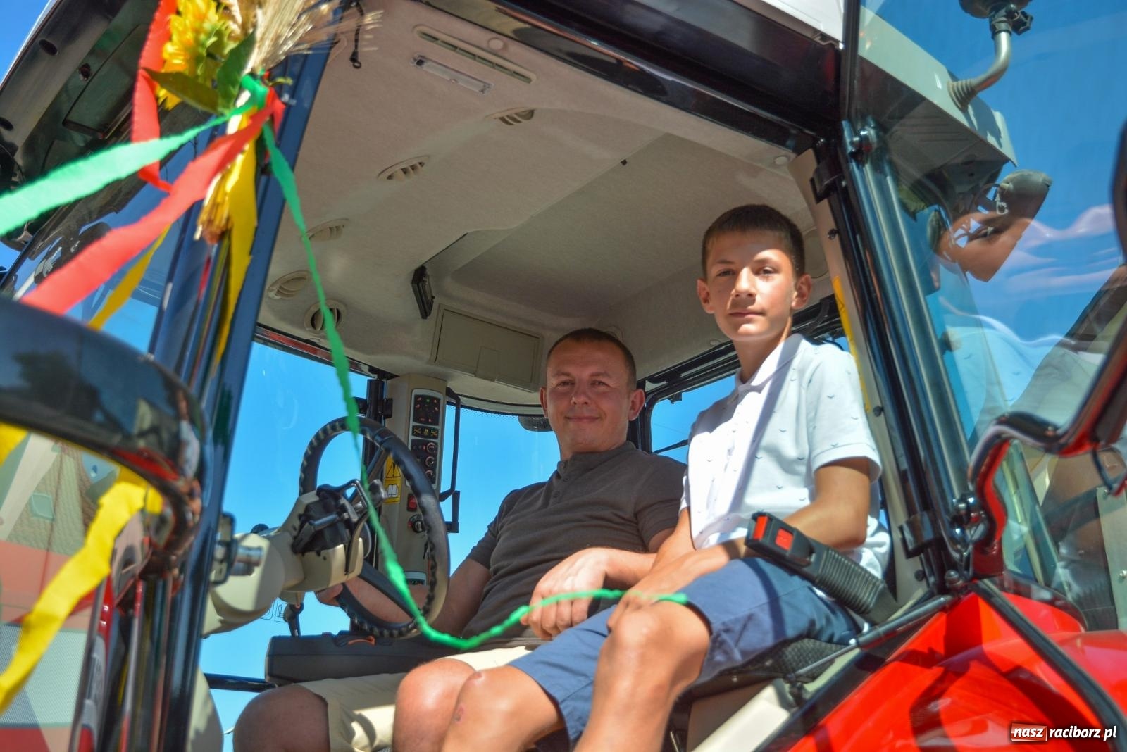 Zdjęcie w galerii na portalu naszraciborz.pl: Bahamas, banany i sołtyska na kole. Dożynki w Pietrowicach Wielkich [FOTO i WIDEO] wiadomości z regionu