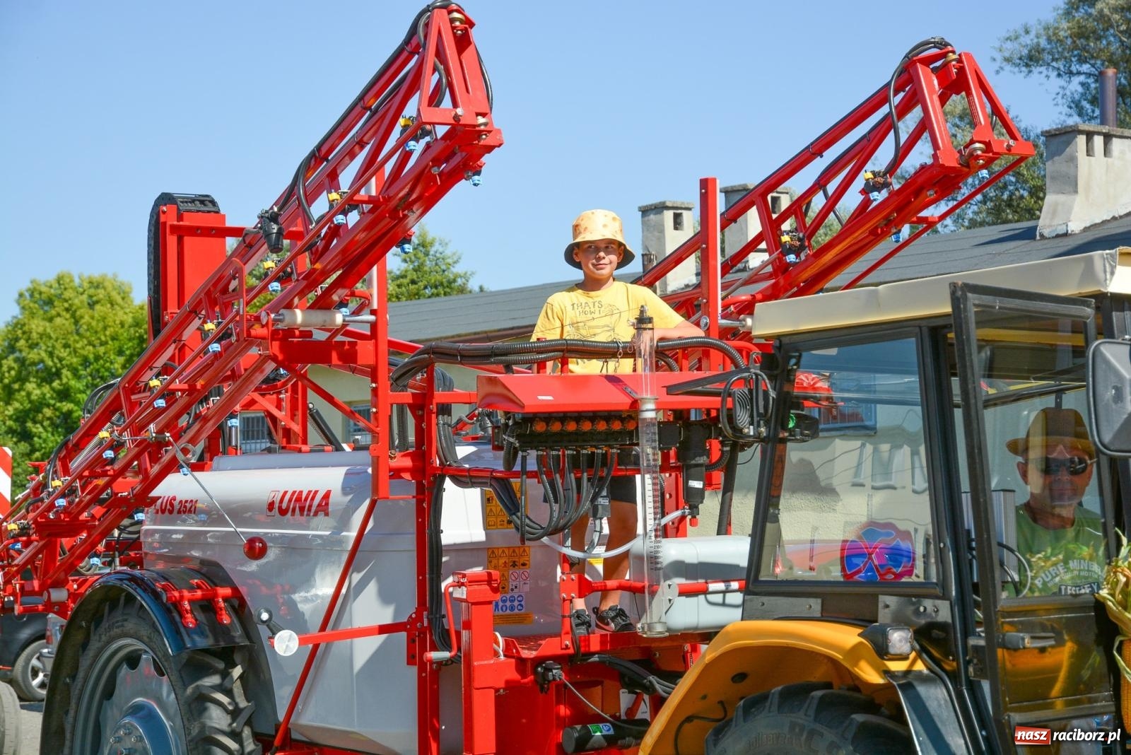 Zdjęcie w galerii na portalu naszraciborz.pl: Bahamas, banany i sołtyska na kole. Dożynki w Pietrowicach Wielkich [FOTO i WIDEO] wiadomości z regionu