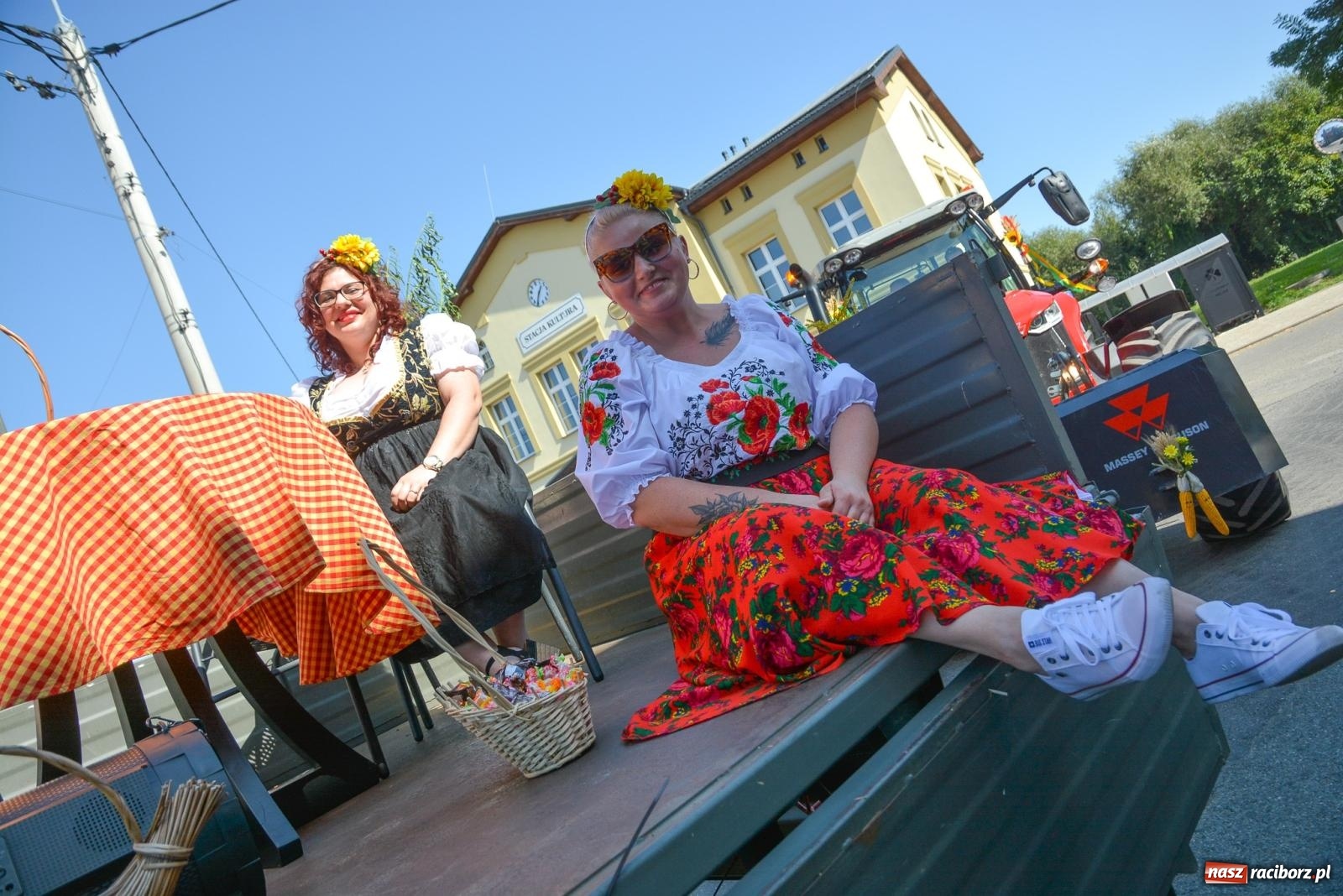 Zdjęcie w galerii na portalu naszraciborz.pl: Bahamas, banany i sołtyska na kole. Dożynki w Pietrowicach Wielkich [FOTO i WIDEO] wiadomości z regionu