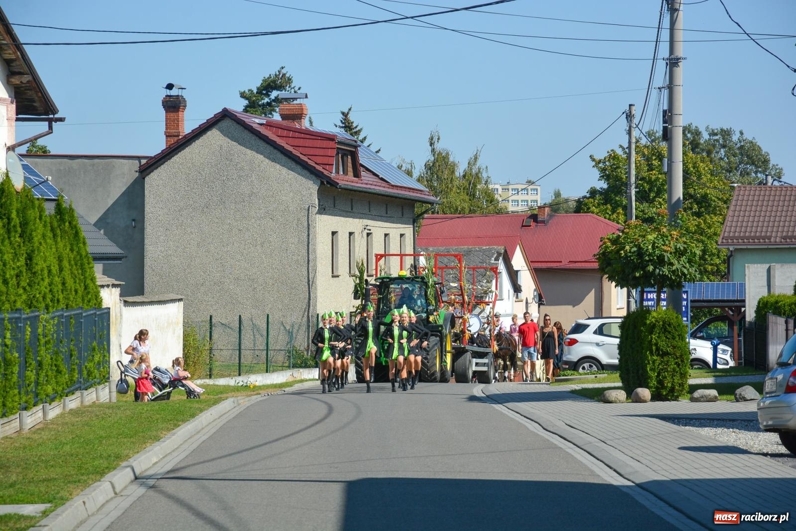 Zdjęcie w galerii na portalu naszraciborz.pl: Bahamas, banany i sołtyska na kole. Dożynki w Pietrowicach Wielkich [FOTO i WIDEO] wiadomości z regionu