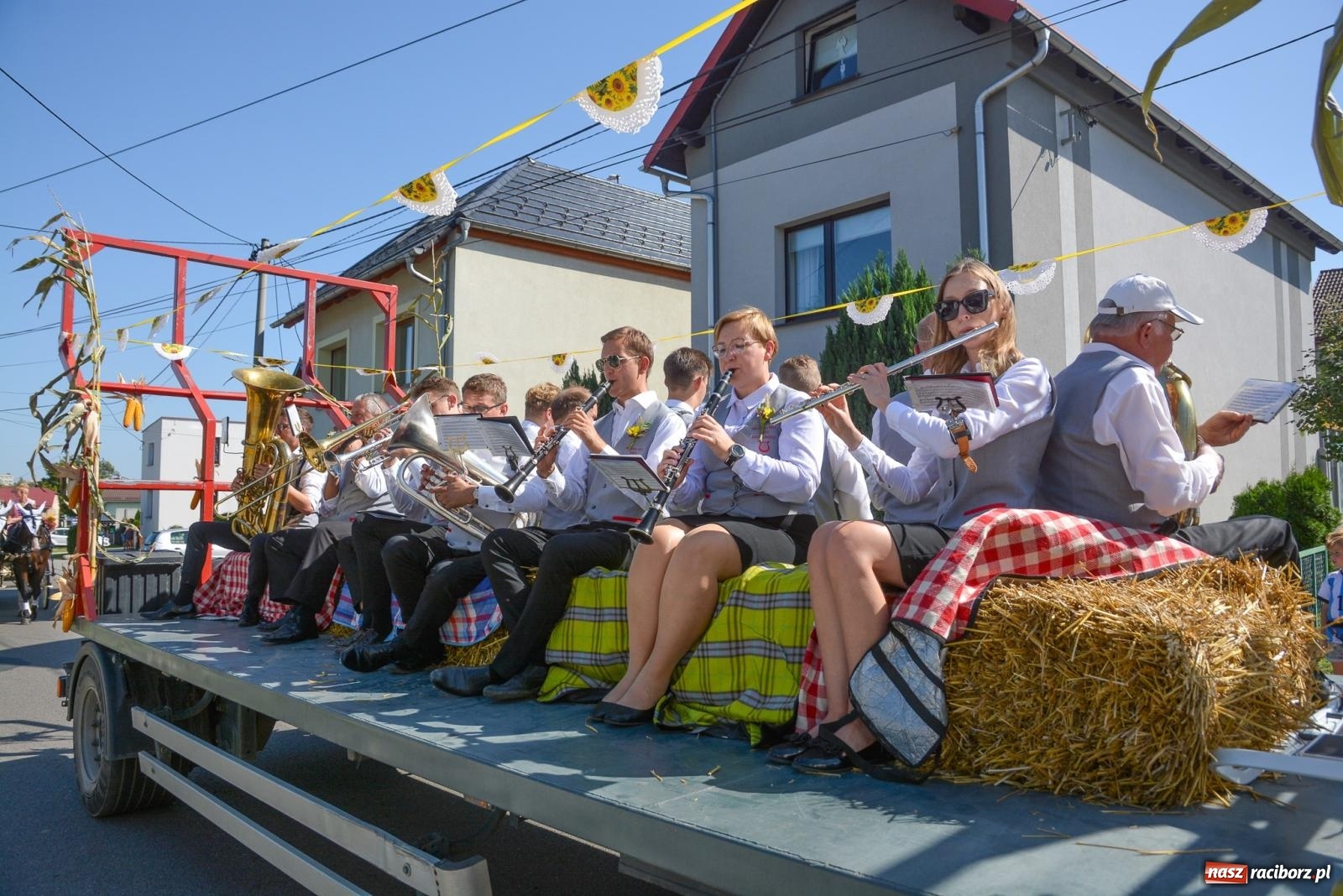 Zdjęcie w galerii na portalu naszraciborz.pl: Bahamas, banany i sołtyska na kole. Dożynki w Pietrowicach Wielkich [FOTO i WIDEO] wiadomości z regionu