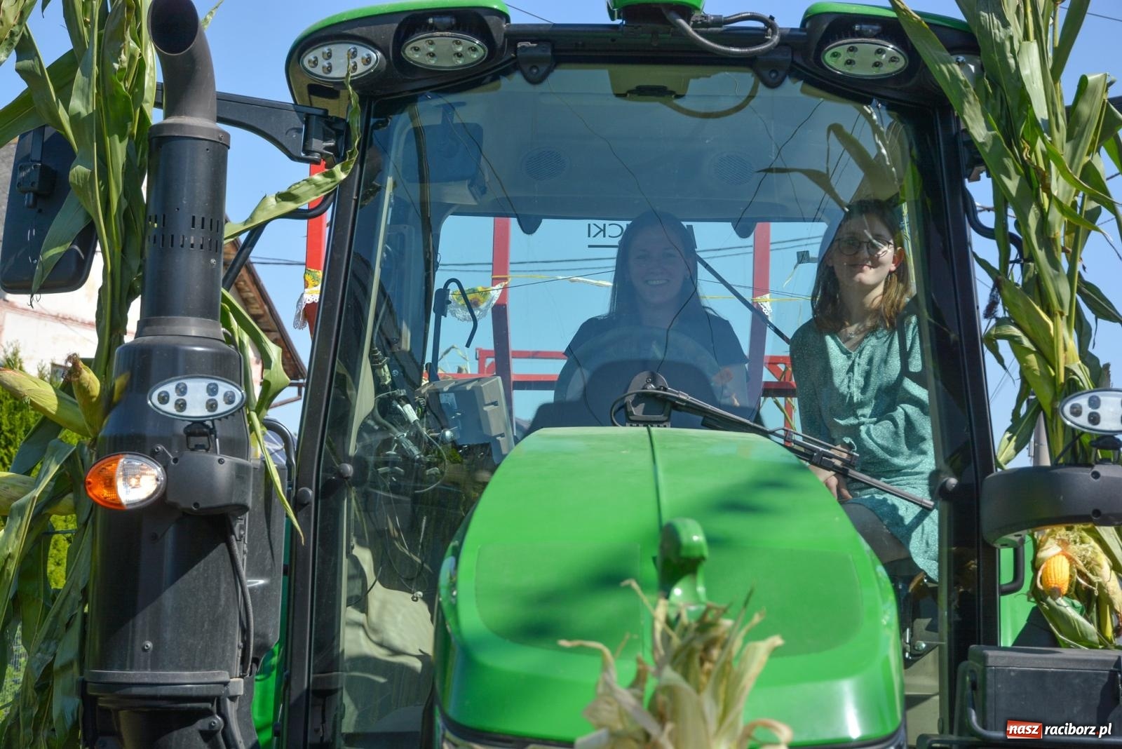 Zdjęcie w galerii na portalu naszraciborz.pl: Bahamas, banany i sołtyska na kole. Dożynki w Pietrowicach Wielkich [FOTO i WIDEO] wiadomości z regionu